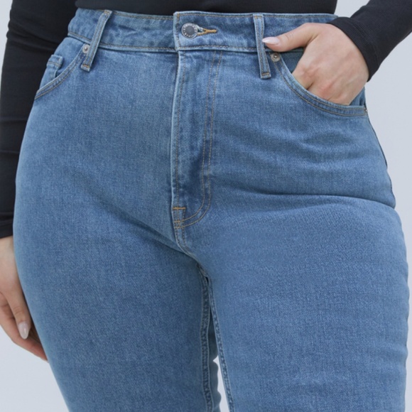 The Cheeky Hourglass Jean Cropped - Picture 2 of 6
